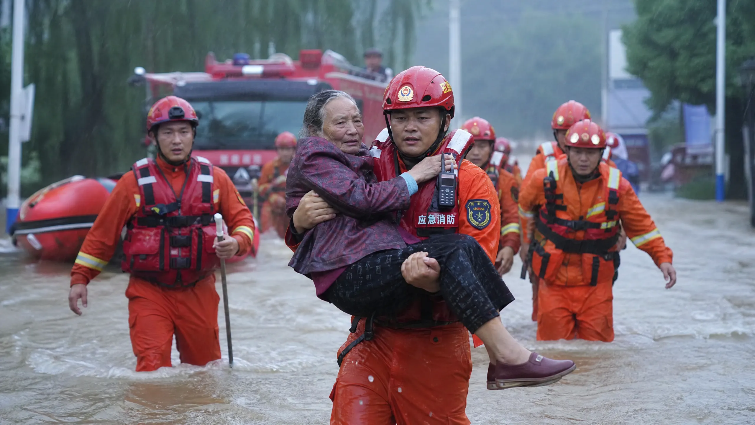 应急救﻿援队伍在暴雨中转移受困群众